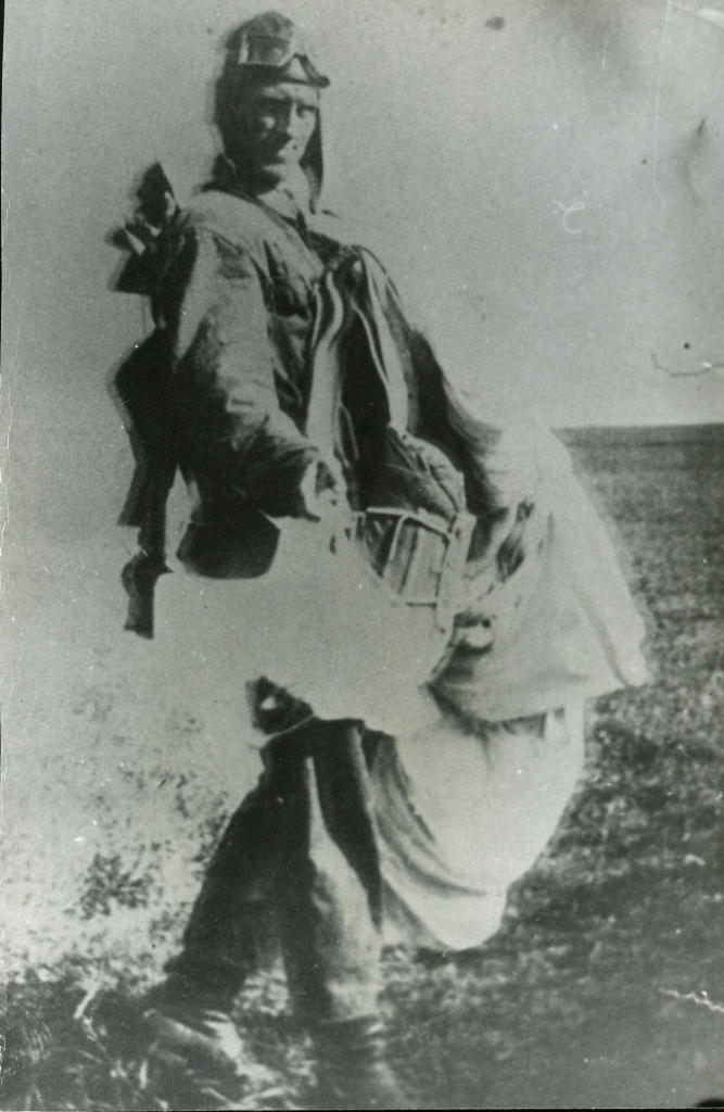 Евсеев после рекордного прыжка в 1930 г..jpg